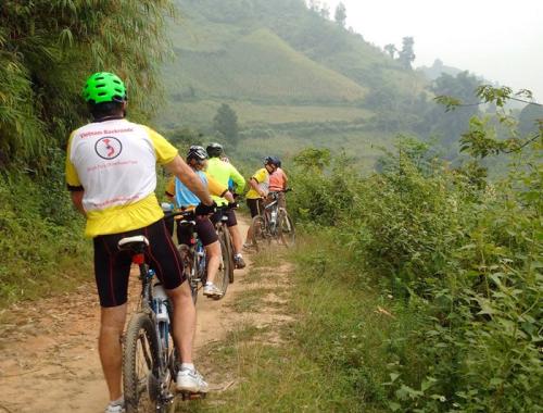 The northwest loop is a fantastic route for cyclists. Save your 10 days for over 800 km cycling from Sapa, Lai Chau, Sin Ho, Muong Lay, Dien Bien, Son La to Moc Chau.