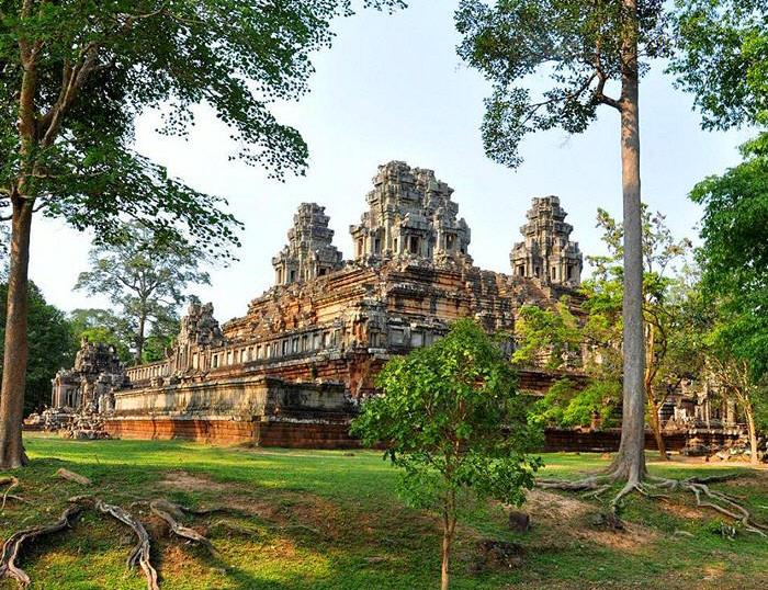 Embark on an unforgettable 7-day, 6-night Mekong Cycling journey, cross Tinh Bien border to Takeo, and end in Phnom Penh Cambodia.