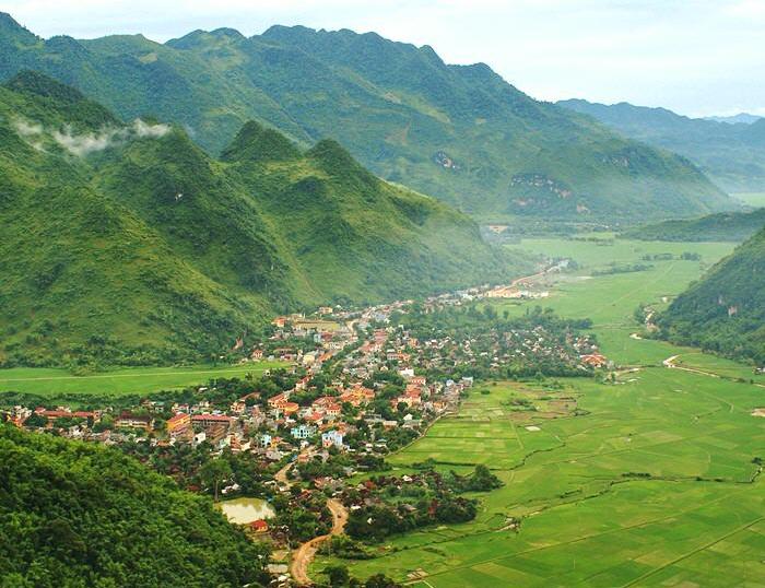 Cycling to Mai Chau Valley, ride to Mai Hich village, expereince the white Thai  tribles