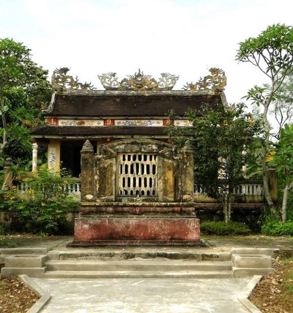 Cycling Hue's countryside, explore Phuoc Tich village, visit  Bao La bamboo and rattan craft village.