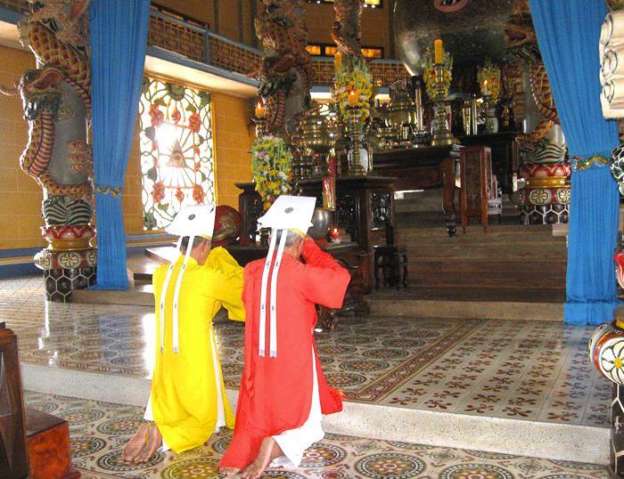 Vietnam Heritage Bike Tours offers you easy cycling on scenic back roads through highilight sites