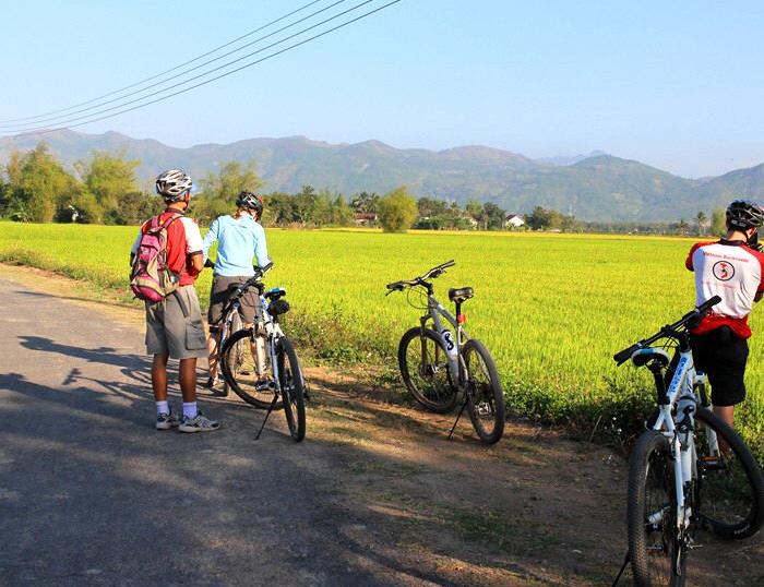 Cycling to Doc Lech, crystal-clear waters, a soft sandy shoreline, and the charm of a peaceful fishing village set amid beautiful natural scenery