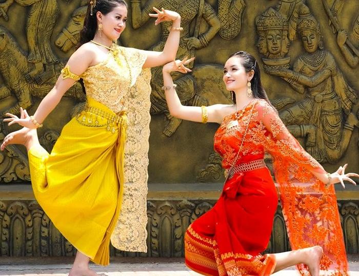 Join the Mekong Delta Dolta Festival tour, experience the rich culture of Ethnic group, stay in Cao Lanh, a peaceful lowland town in the Mekong Delta.  explore a former Viet Cong base hidden in the forest