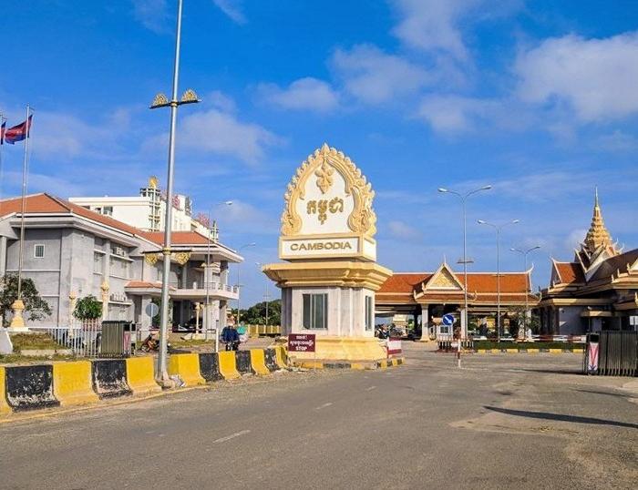 Embark on a scenic cycling journey from Ha Tien to Ho Chi Minh City, taking riders deep through the heart of Vietnam’s Mekong Delta through vibrant destinations such as Chau Doc, Cao Lanh, Sa Dec, Can Tho, and Vinh Long