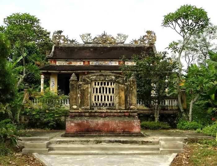 Cycling Hue's countryside, explore Phuoc Tich village, visit  Bao La bamboo and rattan craft village.