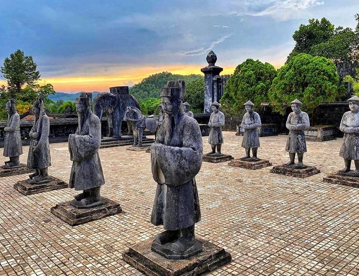 Vietnam Travel Tours, cycling to Tam Coc, explore Hue and Hoi An and Mekkong Delta, and Cu Chi tunnels